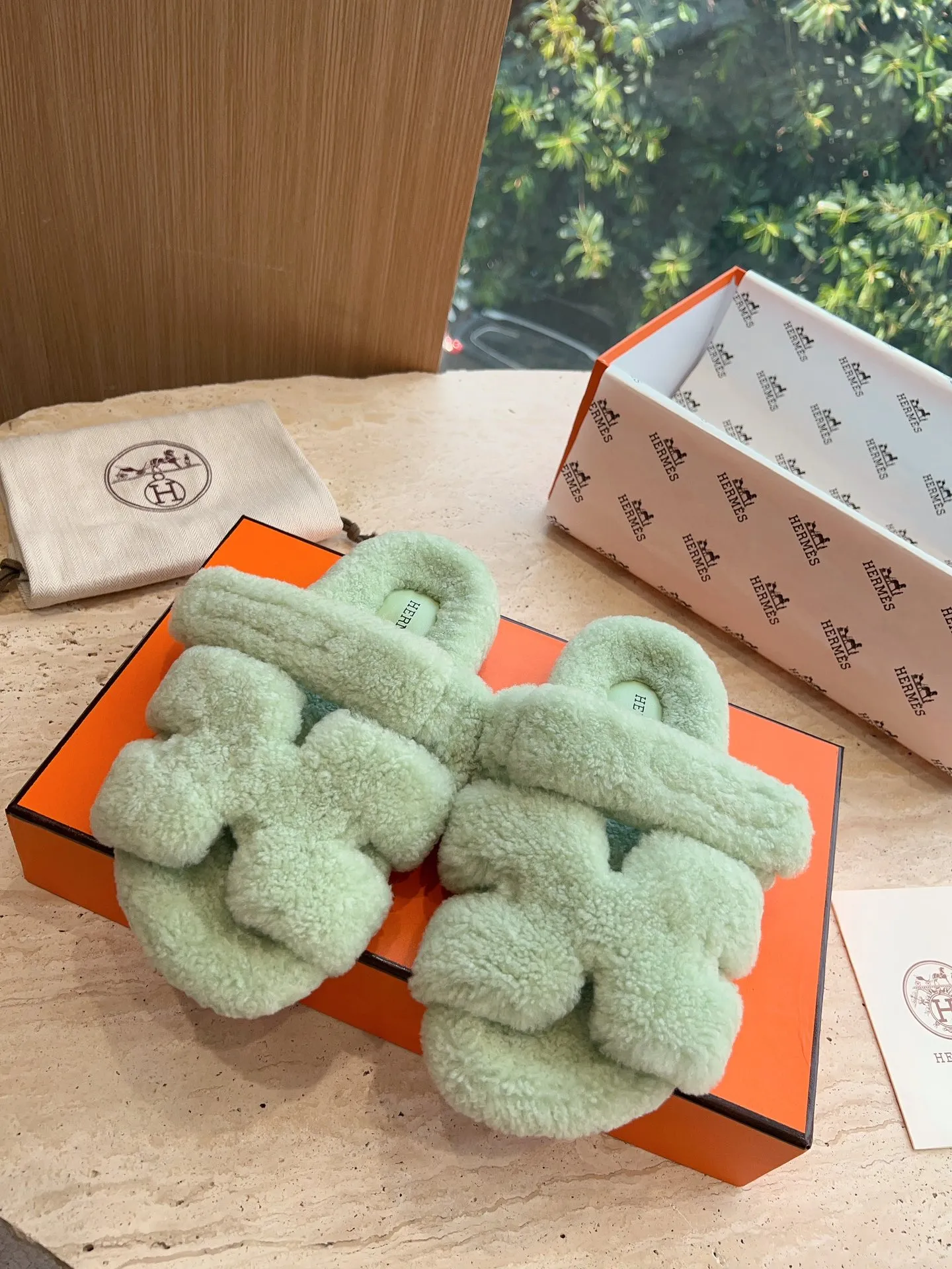 👟👟Ex-factory price 500👟👟 (Top version) Hermes Hermès Second Uncle Fur Slippers Can be made without standard: [Note: No standard needs to be customized] In 2024, the official website and Xiaohongshu will synchronize the latest color matching Hermès hot models, upgraded workmanship, high quality! Fashionable small wool H-slip autumn and winter style flat-soled wool mop. Fabric: Imported lamb's roll real wool. Lining: Imported lamb's roll real wool. Outsole: Genuine leather outsole. Size: 35-43, [Note: 41, 42, 43 customized]